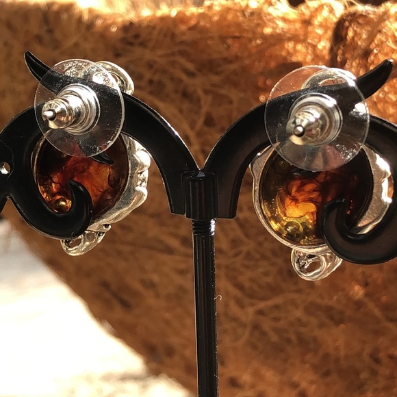 ✨Beautiful scroll design faux amber acrylic studs💛 - Picture 4 of 5